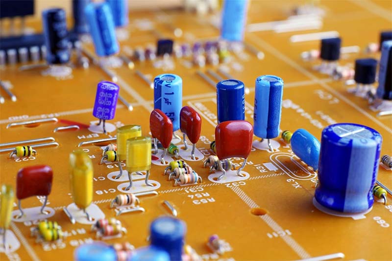 capacitor eletrolítico de alumínio versus outros capacitores